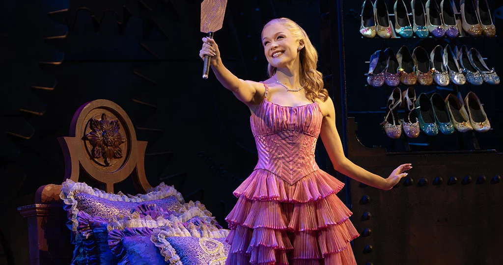 Claudia Bennett as Glinda in the North American Tour of WICKED, photo by Joan Marcus